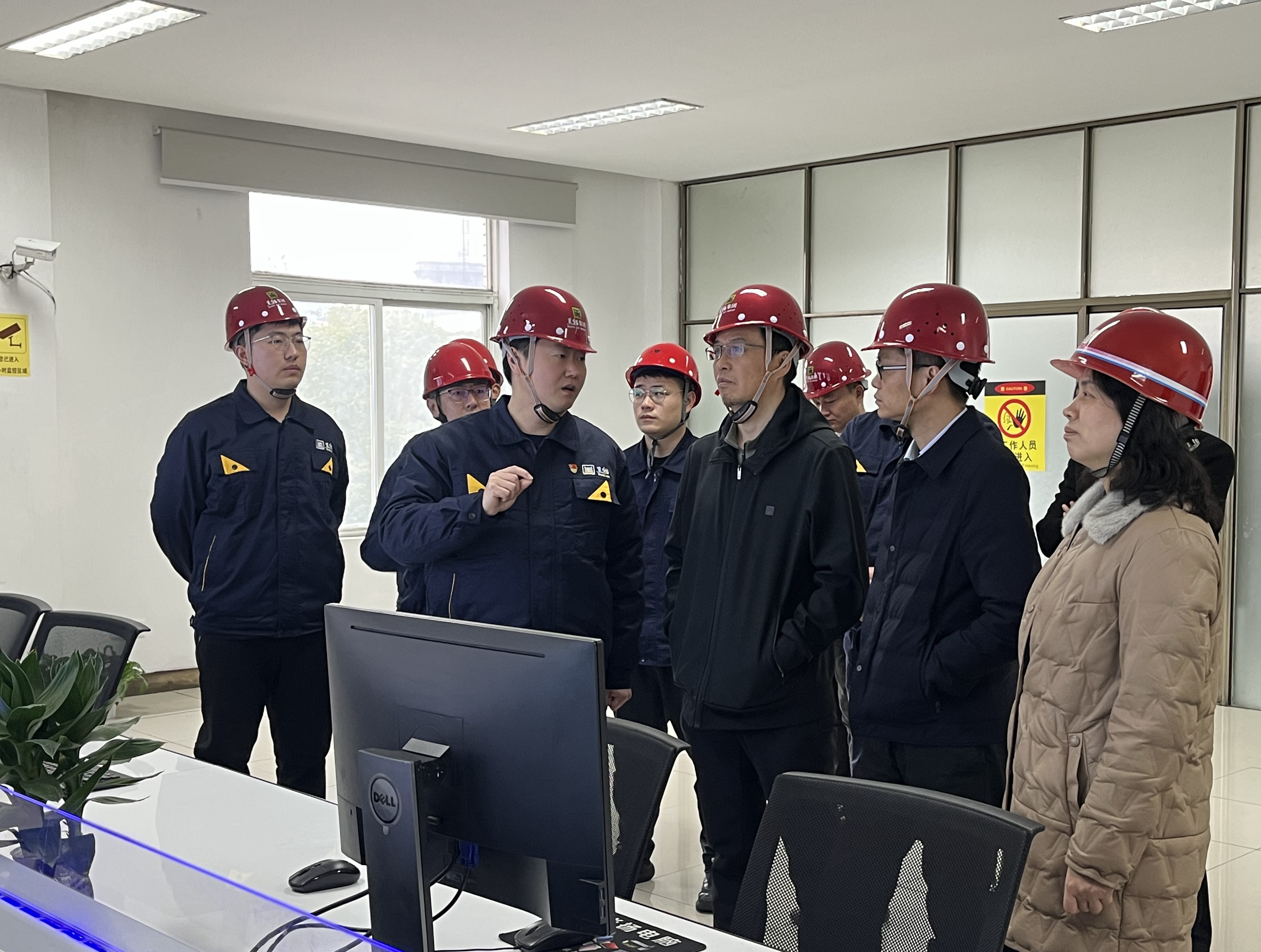 圖1 炭黑5、6號生產(chǎn)線調(diào)控室（集團總部 彭佳敏攝）.jpg